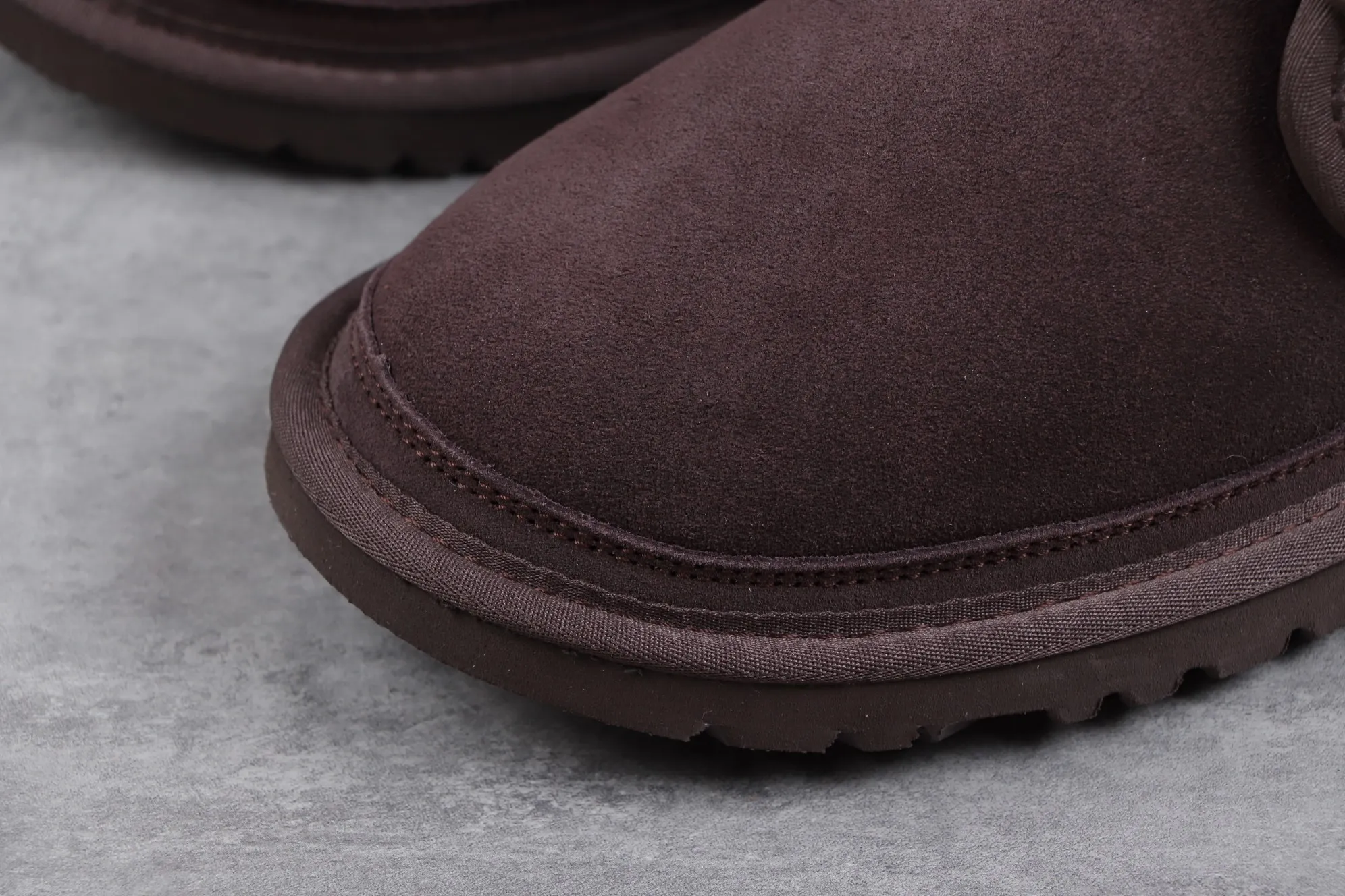 💰520 UGG sheepskin integrated snow boots 3236 brown M Neumel Product description: As an extension of the classic series, the classic lightweight series has a low-key outsole and upper inspired by classic styles, showing the comfort and luxury of UGG. Upper: cow leather, soft suede upper. Insole: 17mm UGGpure™ wool cushioning foam insole. Sole: Treadlite by UGG™ Light wing technology outsole - non-slip, cushioning, wear resistance, and good elasticity Heel: Brand LOGO on the side Size: 39 40 41 42 43 44 45